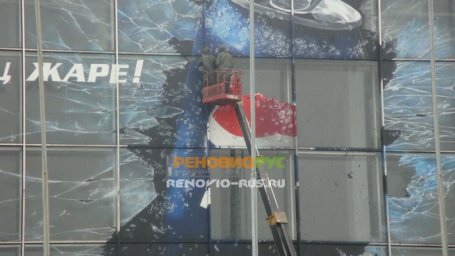 Применение жидкой пленки для окон Liquick при нанесении граффити (реклама) на фасаде ВДНХ