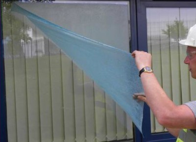 Плёнка для окон: новые технологии защиты стёкол при ремонте