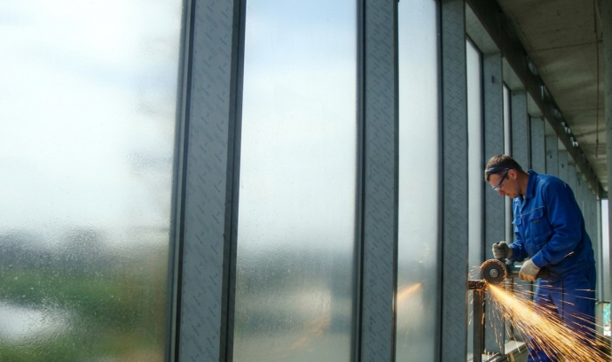 Болгарка против стекла: как пленка для ремонта экономит 50 000 рублей на замене стеклопакетов Болгарка против стекла: как пленка для ремонта экономит 50 000 рублей на замене стеклопакетов