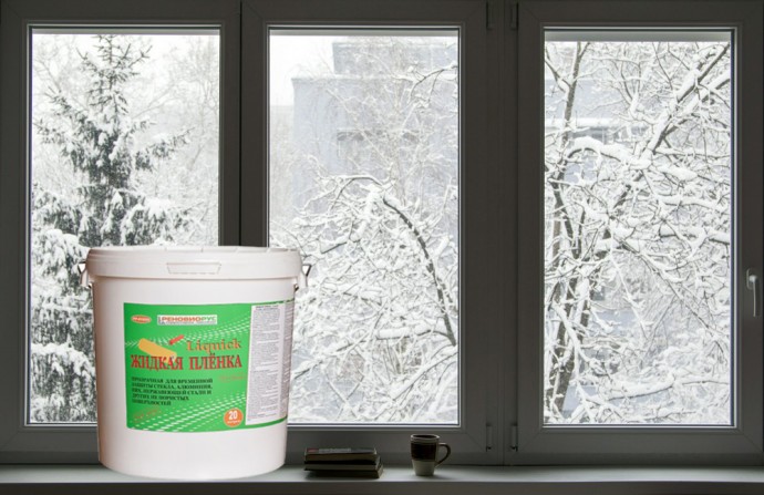 Как должна проходить оклейка окон пленкой зимой: важные нюансы